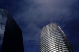 Light reflects off glass panels on Salesforce Tower through the fog in San Francisco on July 31, 2018. (Carlos Avila Gonzalez/The San Francisco Chronicle via Getty Images)